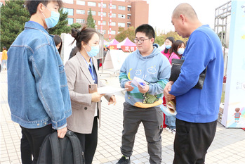 公司老师为新生及家长解答疑惑